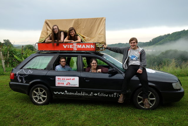 Die fünf Abenteurer mit ihrem Gefährt: Bianca Weiß, Kerstin Wolf, Alexander Maaß, Julia Pendl und Michael Schuster (v.l.).