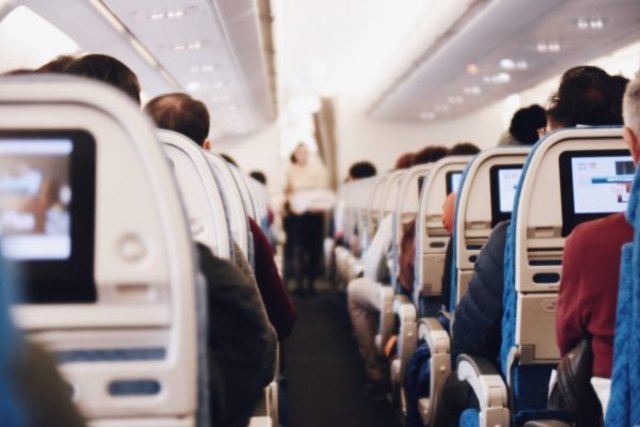 Ein Flugbegleiter spricht über seine schrägsten Erlebnisse über den Wolken und verrät spannende Tipps & Tricks rund ums Fliegen.