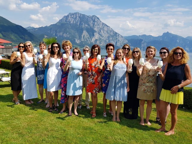 Die Damen des "Lions Club Wels Leonessa" feierten die Hofübergabe bei Sommerwetter am Traunsee.