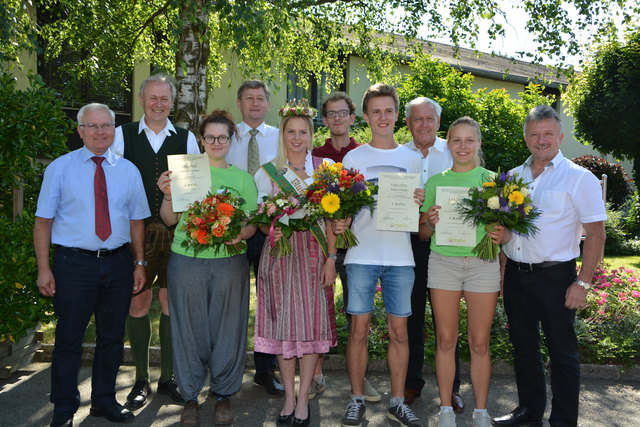 Die besten steirischen Junggärtner: Gernot Prattes, Daniela Goger und Susanne Marhold mit Direktor Franz Patz und Ehrengästen bei der Siegerehrung.