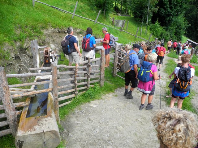 beim Brunnen eine kurze Rast !