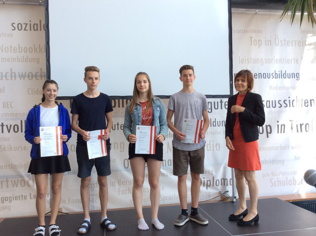 Diana Theurl, Kilian Kahn, Michelle Koini, Aaron Winkler mit Edith Koller glänzten beim Tastaturwettbewerb.