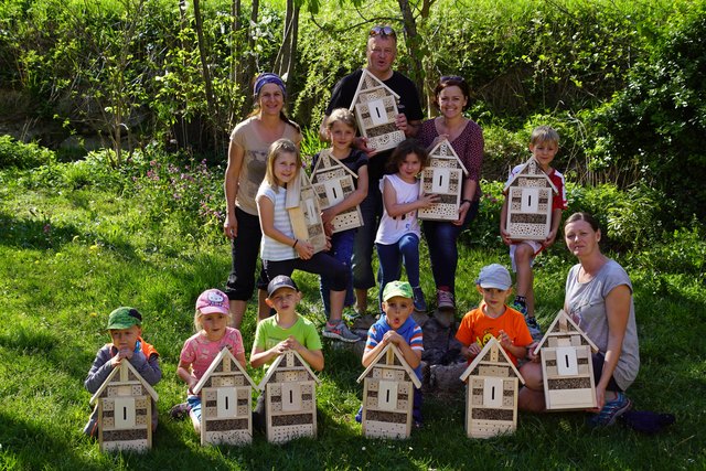 Die Kids der önj Unterkagerer und ihre Betreuer präsentieren stolz die selbstbefüllten Insektenhotels. Nun hofft man auf viele Gäste.