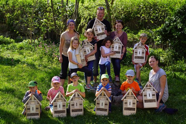 Die Kids der önj Unterkagerer und ihre Betreuer präsentieren stolz die selbstbefüllten Insektenhotels. Nun hofft man auf viele Gäste. | Foto: önj Unterkagerer