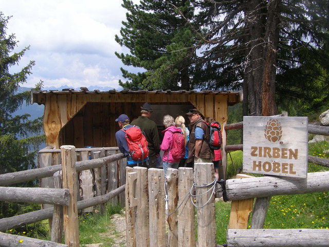 beim Zirbenhobel kann man selbst Zirbenspäne machen