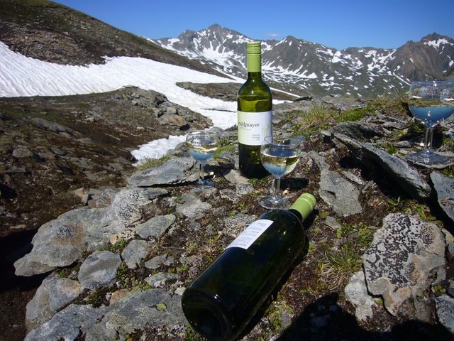 Roten und weißen Badener Hauerweine schmecken in der herrlichen Umgebung, in der Badener Hütte im osttiroler Venedigergebiet liegt, besonders gut.
Bildnachweis: Bei Nennung des Bildautors „ÖAV-Zweig Baden“ ist die Veröffentlichung honorarfrei.