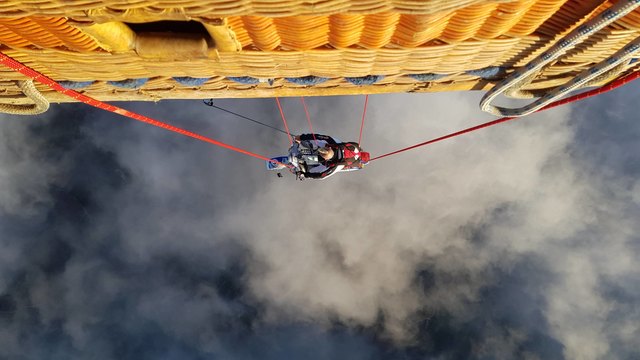 Günter Schachermayr bei der Mission „Big Lift Vespa“ auf seiner Red Bull Vespa unter'm Heißluftballon hängend.