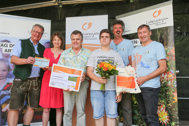 Familie Brückelmayer - Wiesenmeister 2018 (Mähwiese, Tulbing) - im Bild mit (v.l.n.r) LAbg. Bgm. Christoph Kainz (Pfaffstätten), Leiterin MA 22 Dr. Karin Büchl-Krammerstätter, Dr. Thomas Wrbka und Biosphärenpark-Direktor Dr. Herbert Greisberger. | Foto: BPWW/N. Novak