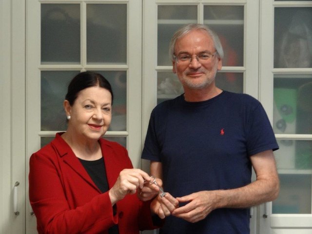 Margarethe Fikentscher übergibt nach 43 Jahren den "Schlüssel" an ihren Nachfolger Franz Mühlbacher.