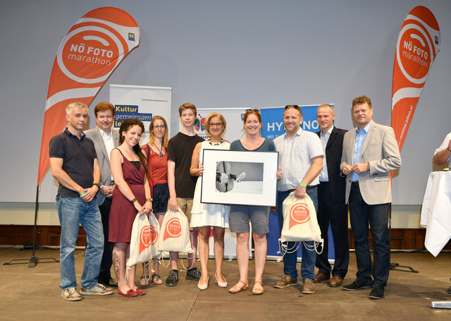 Straub-Geschäftsführer Robert Straub, HYPO NOE-Vorstandsvorsitzender Peter Harold, die ThemensiegerInnen Jennifer Faber aus Rainfeld, Stefanie Doppler und Niko Reichmann, Landeshauptfrau Johanna Mikl-Leitner, Themensiegerin Ursula Wolf, Themensieger Daniel Mayerhofer, Stefan Zach von der EVN und New Design University St. Pölten-Prorektor und Geschäftsführer Johannes Zederbauer (v.l.n.r.)