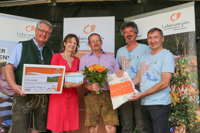 Josef Nagl - Wiesenmeister 2018 (Mähwiese, Zeiselmauer-Wolfpassing) - im Bild mit (v.l.n.r) LAbg. Bgm. Christoph Kainz (Pfaffstätten), Leiterin MA 22 Dr. Karin Büchl-Krammerstätter, Dr. Thomas Wrbka und Biosphärenpark-Direktor Dr. Herbert Greisberger. | Foto: BPWW/N. Novak