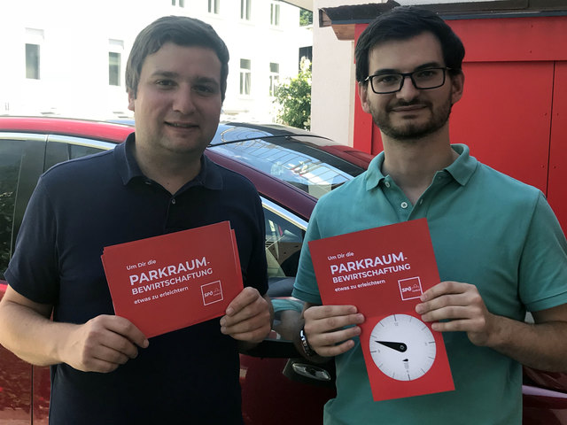 LA Benedikt Lentsch (li.) und GR Marco Lettenbichler informierten zum Thema Parkraumbewirtschaftung. | Foto: (c) SPÖ Landeck