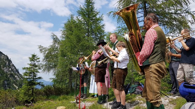In Kleingruppen spielte die Bürgerkapelle Bad Ischl auf dem Ischler Hausberg.