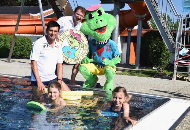 ASKÖ-Burgenland Präsident Christian Illedits (li.) und Bgm. Gert Polster mit Hopsi Hopper, Ilvy Spiola und Rosa Simon (re.) im Freibad Bad Tatzmannsdorf