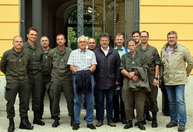 Offizier und Unteroffiziere des Aufklärungsbataillons 3, Bolfraskaserne Mistelbach mit Bataillonskommandant Oberst Hans-Peter Hohlweg(li), sowie Generalmajor aD. Norbert Sinn, Bezirkshauptmann Martin Steinhauser, Stellvertreter Wolfgang Merkatz (5., 7. & 8. Vl.) und Bürgermeister Rudolf Makoschitz(re).