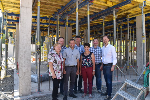 Bezirksbäuerin Margreth Osl, Peter Obermoser sen., Bezirksobmann Johann Gwiggner, Bezirksstellenleiter Josef Lanzinger, Vizepräsidentin Helga Brunschmid, Peter Obermoser jun. und LK-Präsident Josef Hechenberger (v.l.) vor der Baustelle am neuen Standort in Stockach.