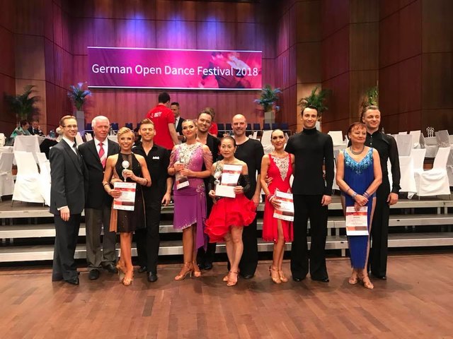 Susanne (ganz links mit Pokal) und Peter (rechts daneben gewannen das Latein Scholarship
