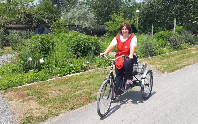 Zu ihren Arbeitsstätten auf dem Gelände fahren die Dussmann-Mitarbeiterinnen umweltgerecht mit einem eigens dafür konzipierten Fahrrad.