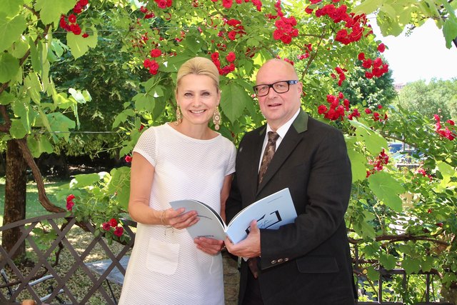 Positive Zwischenbilanz: Birgit Pucher (Leiterin der Konzernkommunikation) und Regionalleiter Dir. Manfred Plank.