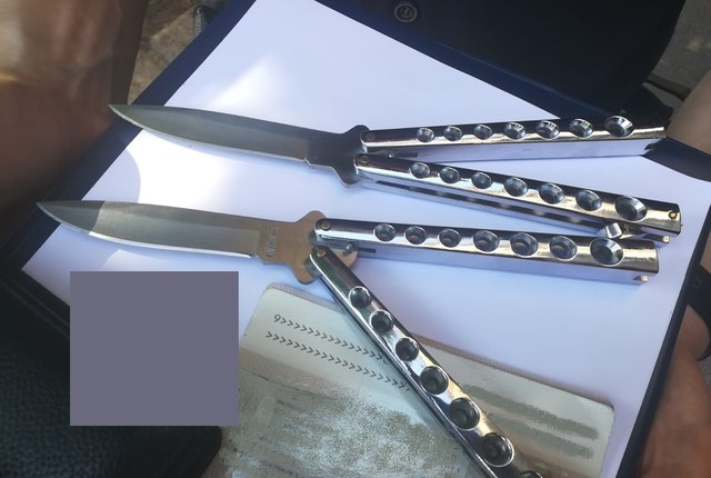 Der Tatverdächtige hatte zwei Klappmesser bei sich.