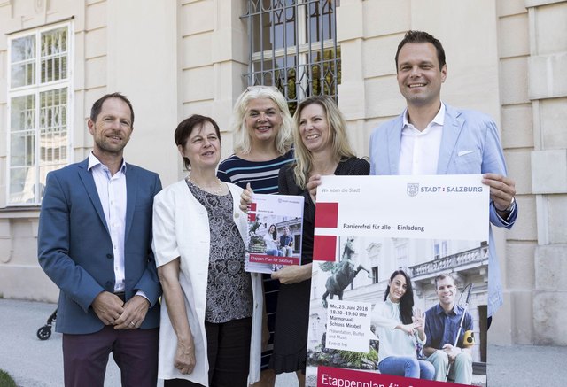 Zwei Jahre wurde an dem Maßnahmen-Katalog für ein barrierefreies Salzburg gearbeitet. V.l.n.r.: Reinhard Klaushofer (Universität Salzburg), Heidrun Wankiewicz (planwind.at), Vizebürgermeisterin Anja Hagenauer, Behindertenbeauftragte Sabine Neusüß und Magistratsdirektor Martin Floss.