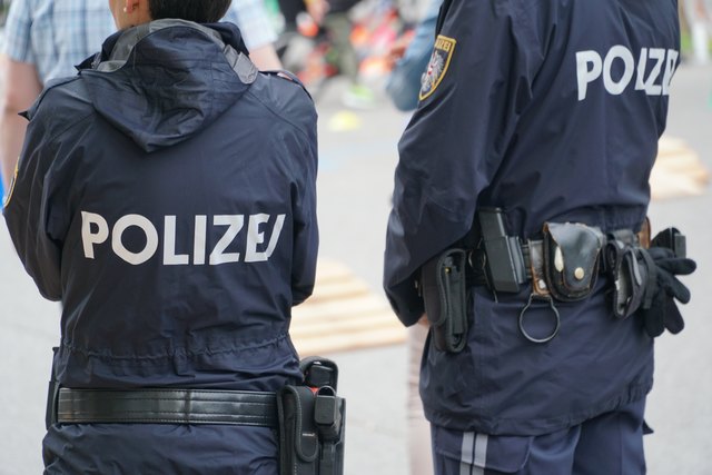 Die Polizei nahm die Ermittlungen nach dem Einbruch auf.
