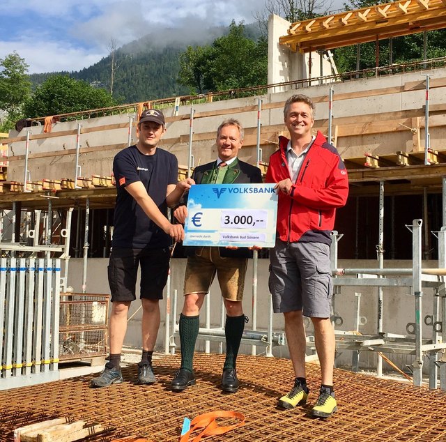 3.000 Euro-Spende für das Einsatzzentrum Obertraun: Hans Strick, Oliver Höll, Bernd Dankelmayer