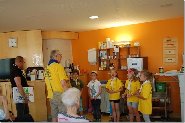 Die “Biber”, das sind die jüngsten bei den Pfadfindern machten am 8. Juni einen Besuch im St. Martin. Mit einigen Liedern und einem selbst gestalteten Bild als Gastgeschenk schenkten sie den Bewohnern ein wenig Abwechslung in ihrem Alltag.