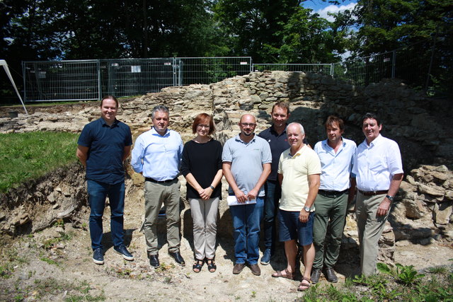 Gemeinsam in die Vergangenheit blicken (v.l.n.r) Obmann des Historischen Vereins Andreas Salmhofer, Bgm. Wolfgang Zingl, AMS Geschäftsleiterin Margarete Hartinger, Archäologe Federico Bellitti, Finanzreferent Glatz Günter, Franz Rieger, Archäologe Maximilian Fischer, AMS Abteilungsleiter Günter Müller.