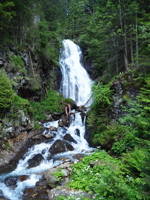 Vorbei an diesem wunderschönen Wasserfall geht es steil den Wald hinauf