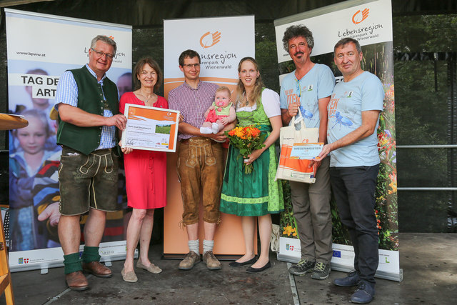 Familie Gössnitzer - Wiesenmeister 2018 (Mähwiese, Königstetten) - im Bild mit (v.l.n.r) LAbg. Bgm. Christoph Kainz (Pfaffstätten), Leiterin MA 22 Dr. Karin Büchl-Krammerstätter, Dr. Thomas Wrbka und Biosphärenpark-Direktor Dr. Herbert Greisberger. | Foto: BPWW/N. Novak