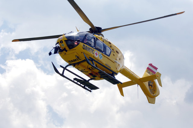 Der Verletzte wurde mit dem Hubschrauber in die Innsbrucker Klinik eingeliefert.