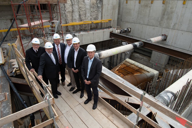 Lokalaugenschein beim neuen Dotierkraftwerk an der Wehranlage: TIWAG-Vorstandsdirektor Johann Herdina (2.v.li.) und Projektleiter Johann Neuner (re.) mit den Bürgermeistern Josef Haaser und Herbert Rieder sowie Thomas Bodner (2.v.re.) und Wilfried Geppert (li.) von den beteiligten Baufirmen.