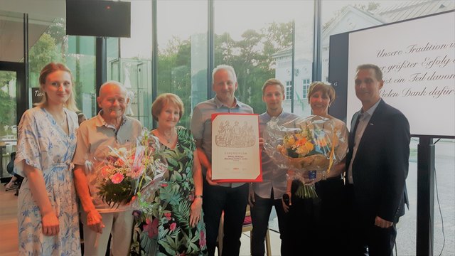Drei Generationen Peintner: Laura, Viktor, Karin, Thomas, Lucas und Helga Peintner mit Spartenobmann Franz Jirka. (v.l.)