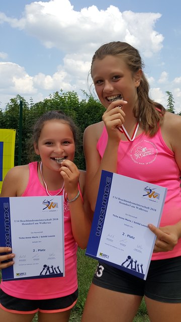 Versilbert: Leonie Schild und Ann-Marie Ticha von "Volleyboi Zell am See".