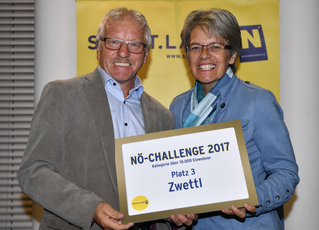 Sport-Stadtrat Josef Zlabinger bei der Überreichung der Auszeichnung im Vorjahr.
