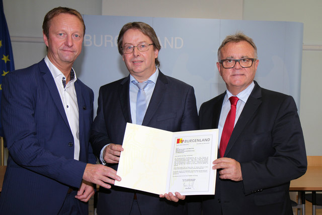 BH Werner Zechmeister nahm die Gratulationen von LH-Stv. Johann Tschürtz und LH Hans Niessl entgegen.