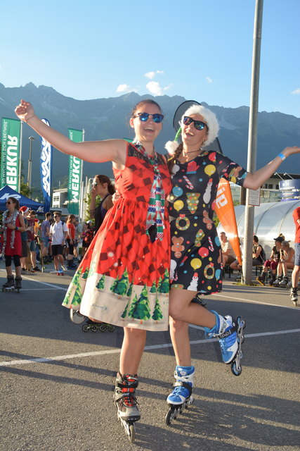 Julia König (li.) und Vanessa Gamper freuten sich auf den 1. Nightskate der Saison.