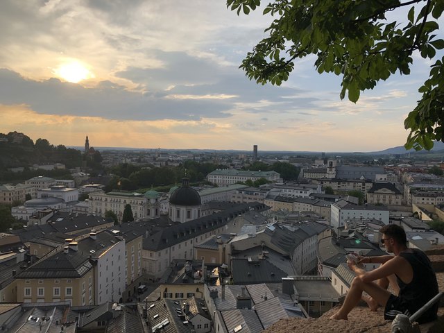 Mit Blick über die Stadt in aller Ruhe ein Buch lesen. Der Kapuzinerberg machts möglich.