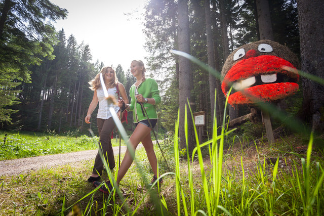 Ideenreiche Gestalten, wie der Heuwurm LuAn, warten entlang des Weges auf die Besucher.