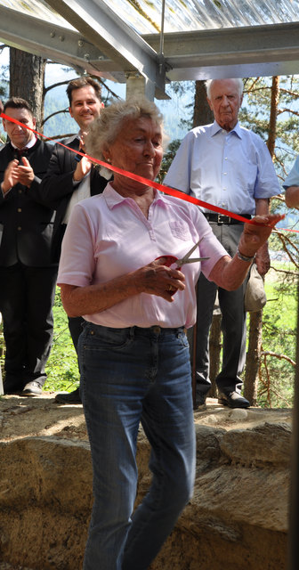 Feierliche Eröffnung von „Haus VI“ durch Inge Partl, im Hintergrund (von lks.) Bgm. Markus Haid , assoz.-Prof. Mag. Dr. Florian Müller und Dr. Alois Partl | Foto: Silvia Gradl