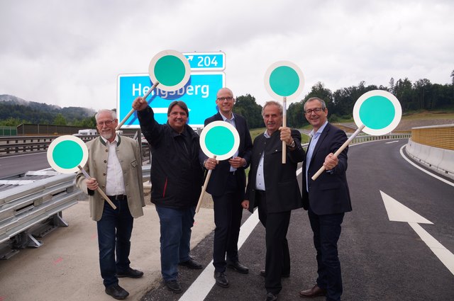 Gemeinsam wurde die neue Auf- und Abfahrt Hengsberg an der A9 Pyhrn Autobahn eröffnet (v.l.): Bürgermeister Johann Mayer (Hengsberg), Abgeordneter Josef Muchitsch, Geschäftsführer Andreas Fromm, Bürgermeister Helmut Walch (Wildon) und Geschäftsführer Alexander Walcher.