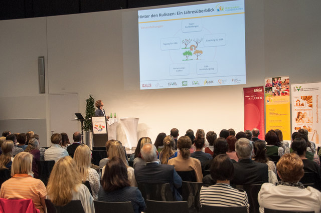 Moderator Armin Raderbauer hat den 125 Gästen einen Jahresüberblick zur Initiative gegeben. | Foto: AVOS/Manuel Bukovics