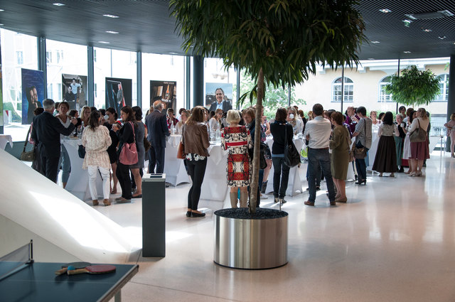 Die Pause wurde zum regen Austausch zwischen Pädagogen und Gästen genutzt. | Foto: AVOS/Manuel Bukovics