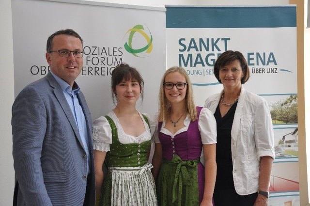 Mag. Günther Legnauer, Geschäftsführer des Ökosozialen Forums OÖ (links) und OStR DI Michaela Hartl, Direktorin der HBLA Elmberg (rechts) mit den beiden Projektleiterinnen, Doris Länglacher und Lisa Himmelfreundpointner