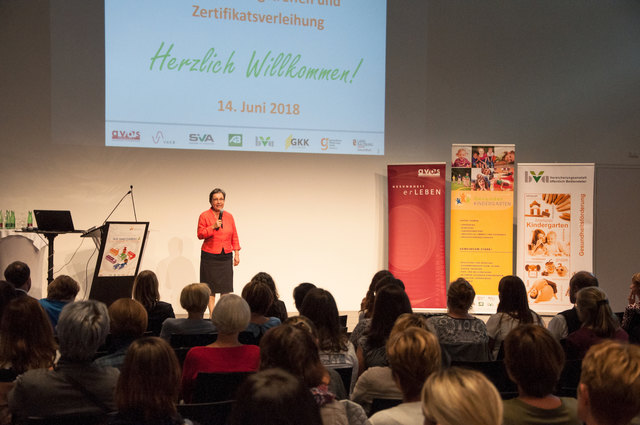 Landessanitätsdirektorin Heidelinde Neumann plädiert für Wertschätzung gegenüber den Pädagogen und Bürgermeistern. | Foto: AVOS/Manuel Bukovics