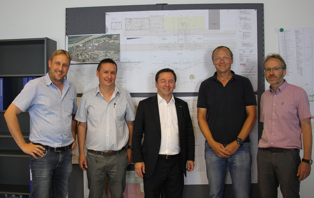 Geschäftsbereichsleiter Hubert Hager (Bildmitte), ÖBB-Infrastruktur AG betreut mit seinem Projektteam ÖBB-Projekte Neu-/Ausbau, auch die Neugestaltung des Bahnhofs Hall inTirol.