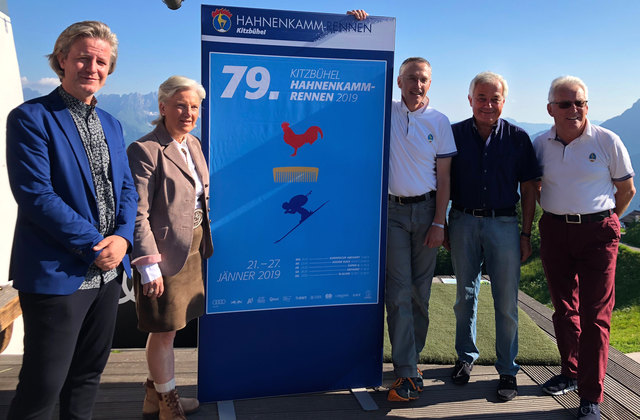 Thomas Riess (Künstler), Signe Reisch (Obfrau TVB Kitzbühel), Michael Huber (Präsident K.S.C.), Josef Burger (Bergbahn Kitzbühel) & Wilfried Leitzinger (K.S.C. Vize-Präsident) bei der Plakatpräsentation (v. li.). | Foto: K.S.C.