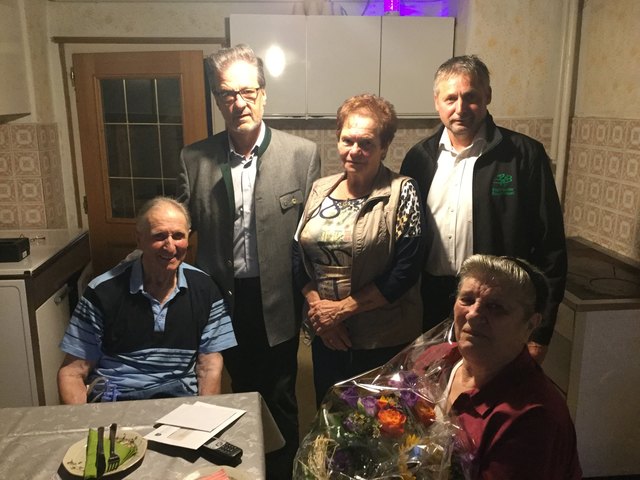 Aloisia und Erich Wenzl feierten mit einigen Gratulanten wie Bgm. Engelbert Huber die diamantane Hochzeit. | Foto: Wutte