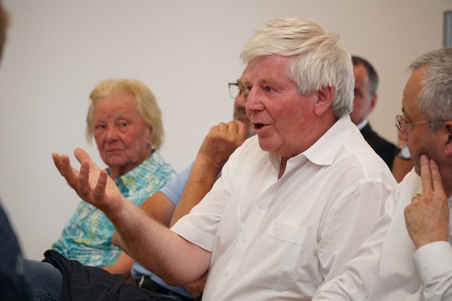 Dekan Franz Neuner stellte im Gemeinderat die Sicht der Kirche in der Klosterfrage dar. | Foto: Reichel